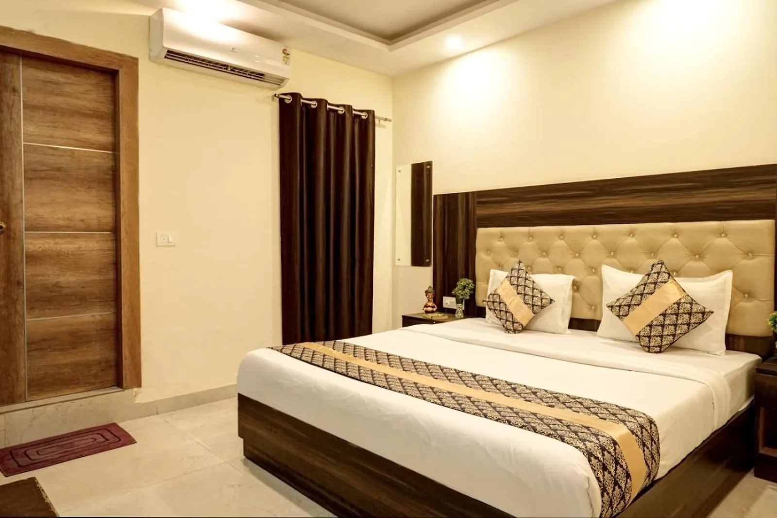 ****  Hotel King Plaza Near Delhi Airport New Delhi India